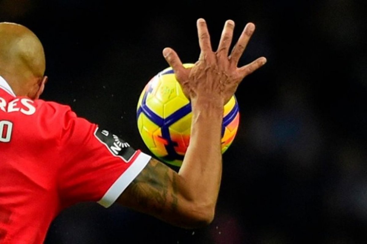 Regra de mão na bola no futebol não será mais considerada infração, aponta IFAB