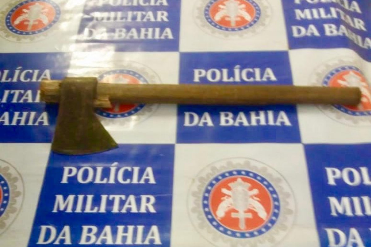 Jovem é preso suspeito de tentar agredir a própria mãe com um machado