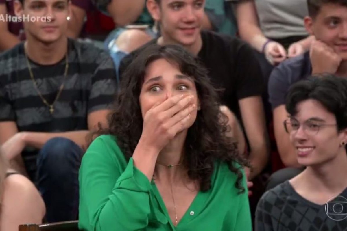 Débora Nascimento surge em vídeo íntimo e fãs dão a entender que ela esteja fazendo sexo