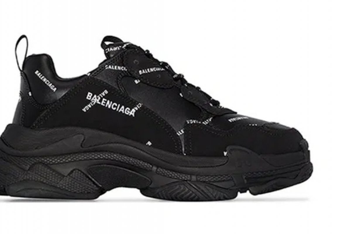 Grife Balenciaga lança a nova versão do Triple S