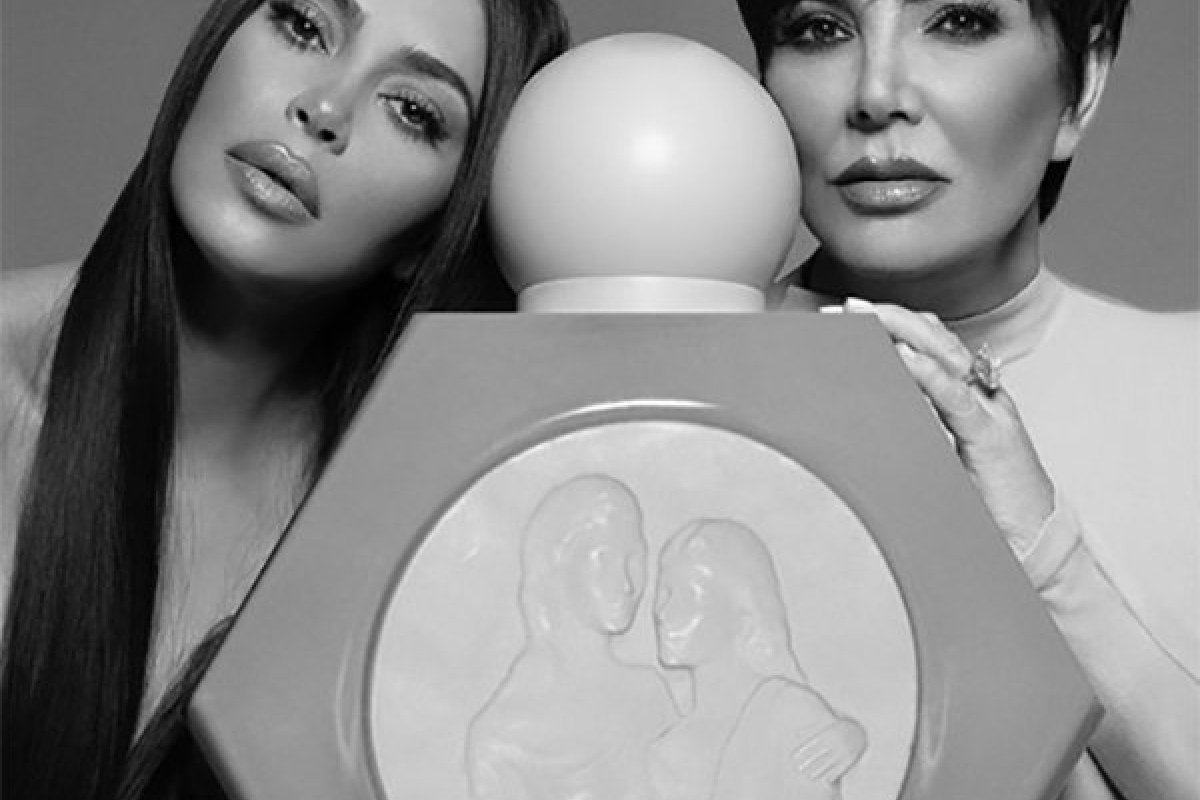 Mãe e filha: Kim Kardashian e Kris Jenner lançam novo perfume