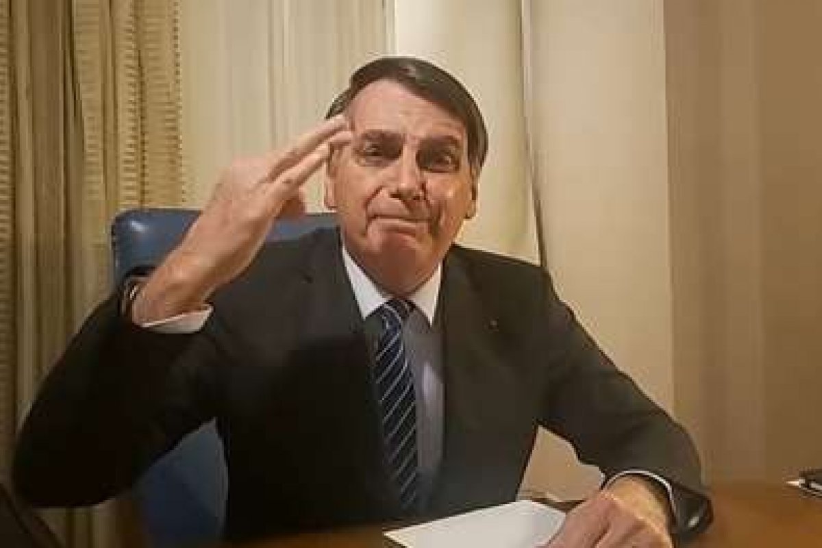 Bolsonaro denfende mais uma vez o uso da cloroquina e da hidroxicloroquina no tratamento do coronavírus 
