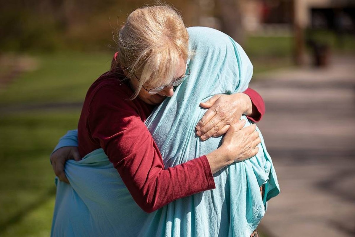 Sem ver a filha a semanas, mãe usa lençol para abraçar a filha