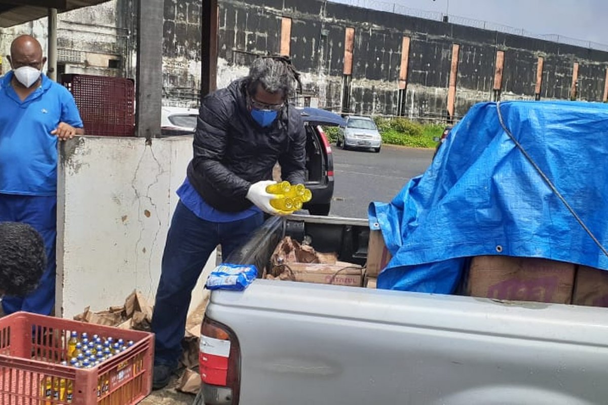 Organização distribui itens de higiene e promove trabalho educativo em unidades prisionais de Salvador