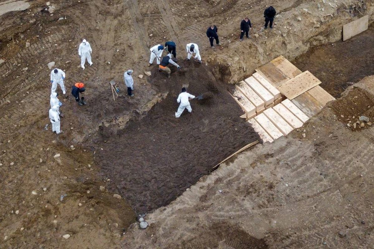 Nova York abre valas comuns para enterrar mortos por coronavírus