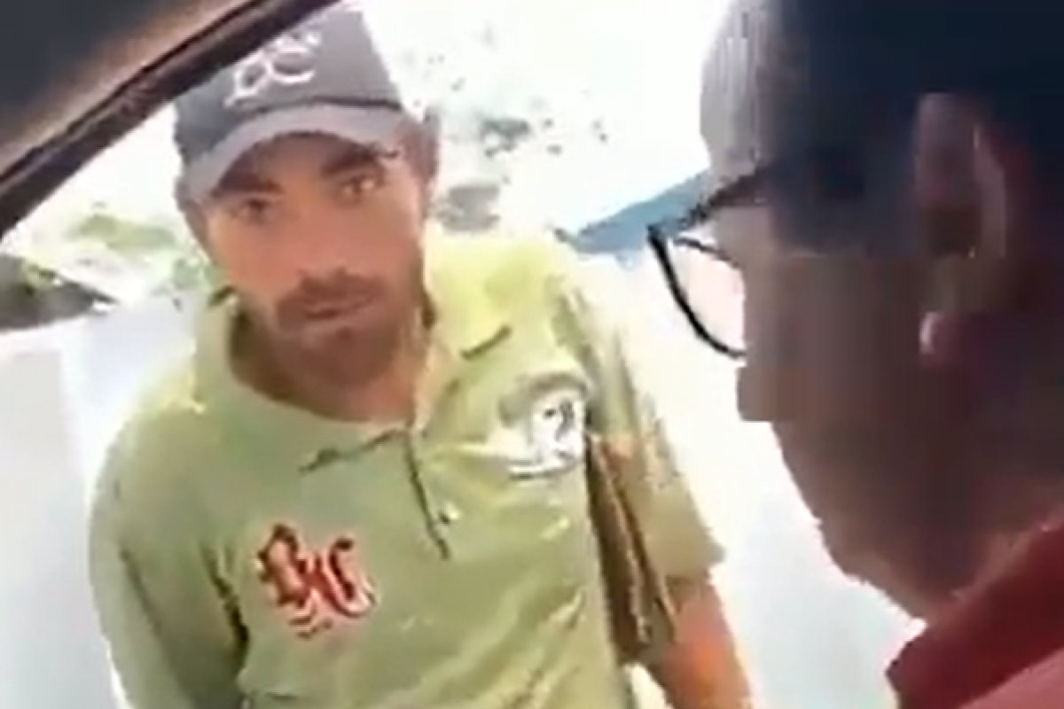 Empresário agride morador de rua ao fingir que vai dar dinheiro