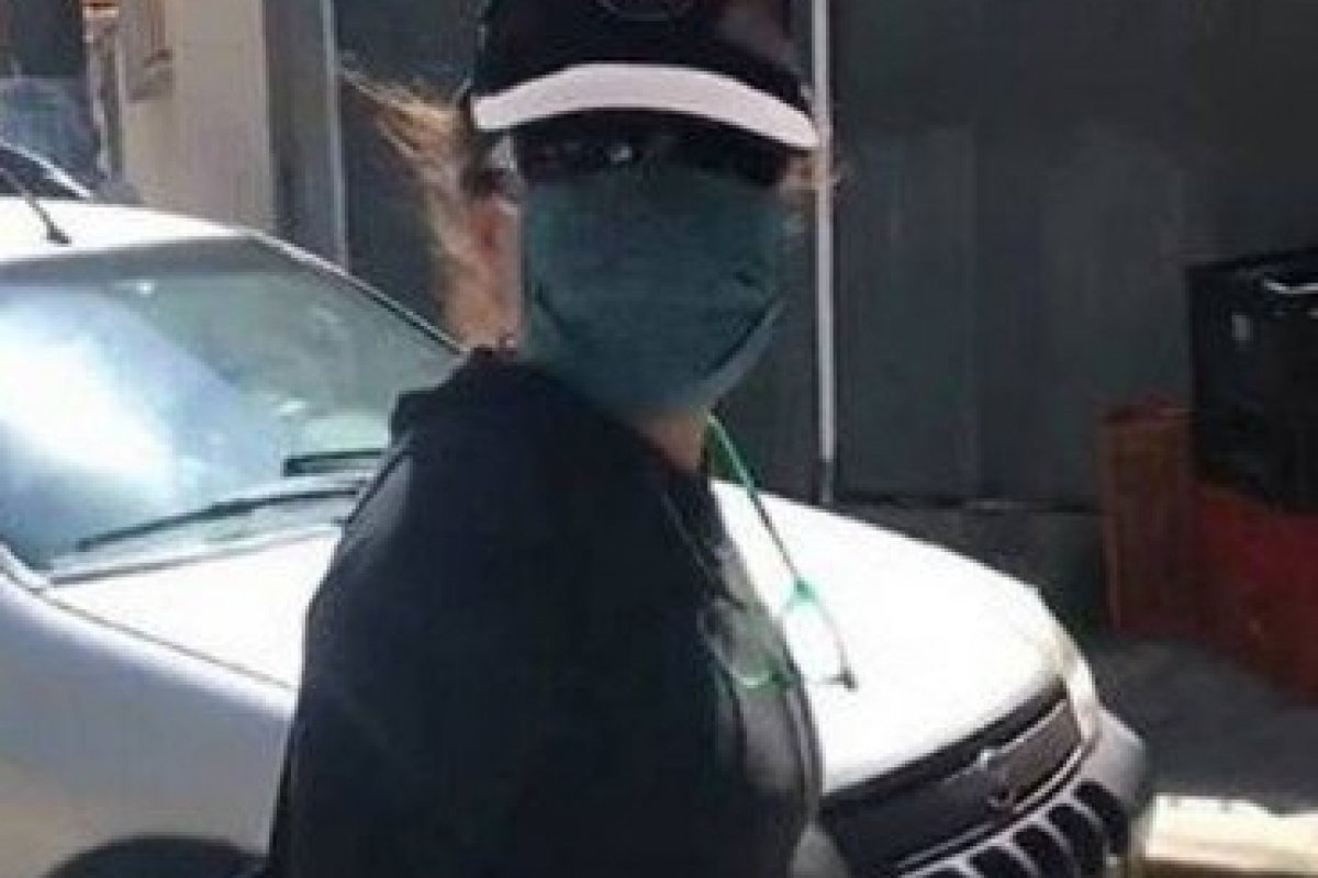 Regina Duarte aparece em feira de máscara, óculos e boné no ‘estilo ninja’