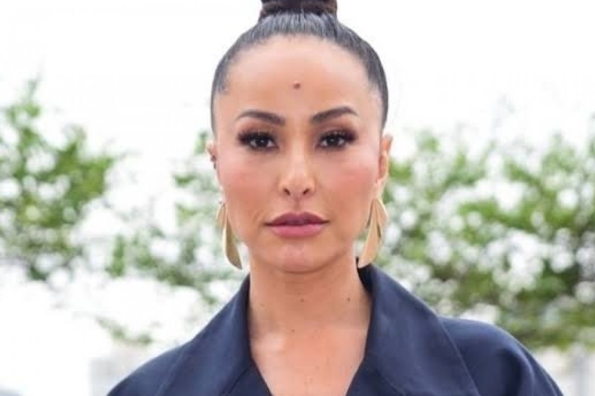 Sabrina Sato e Baruel doam 50 mil produtos de higiene