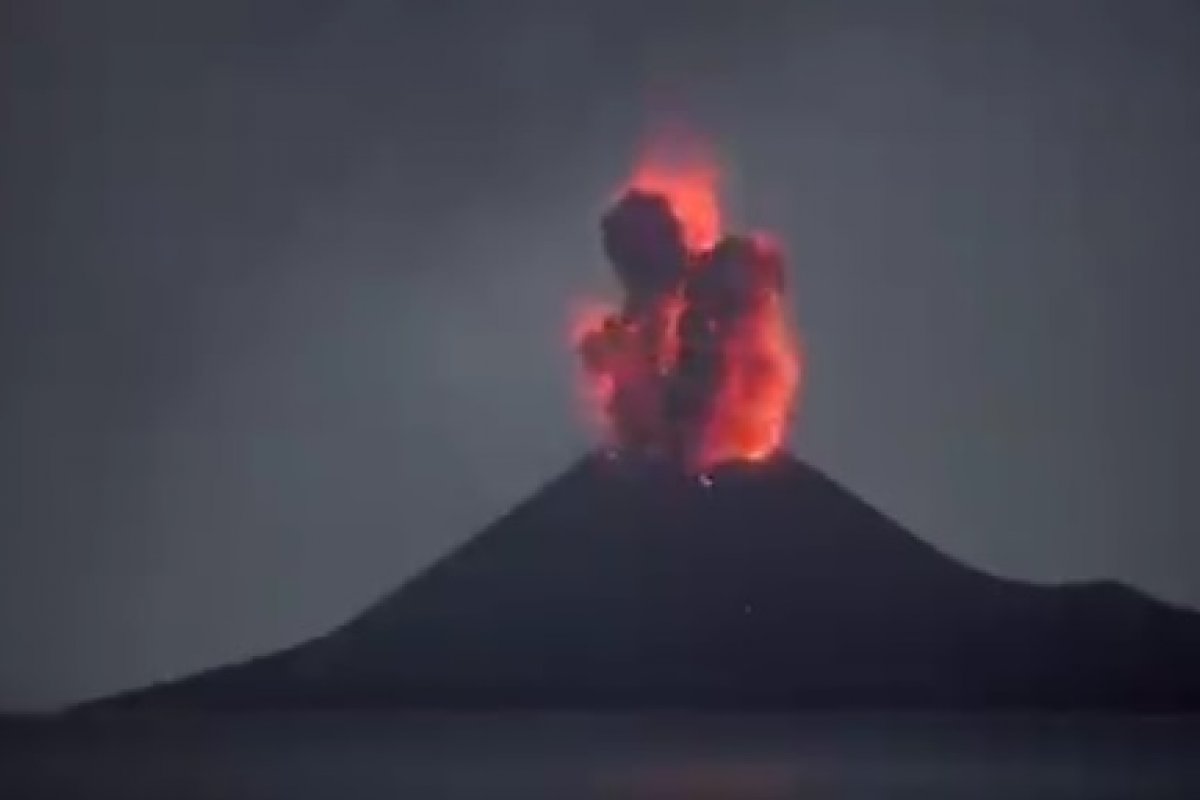 Veja vídeo: vulcão entra em erupção na Indonésia após explosão