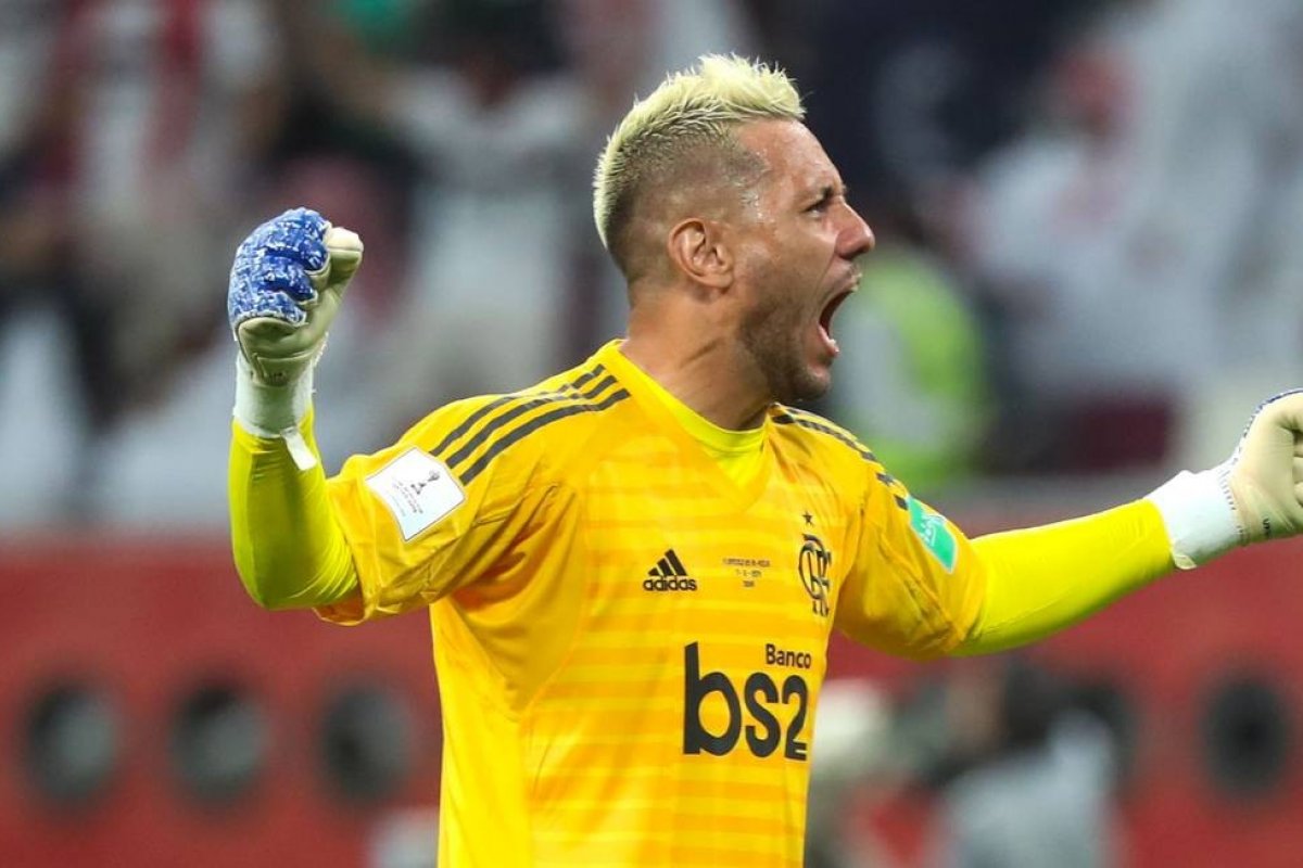Vídeo: Diego Alves cria alternativa para seguir com treinamentos