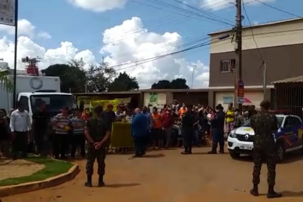 Veja vídeo: populares criticam rompimento de Caiado com Bolsonaro em manifestação