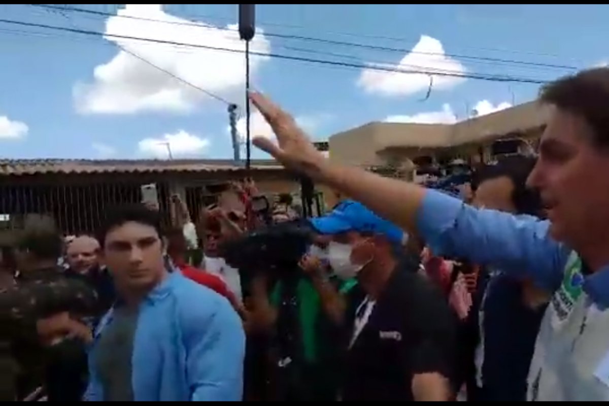 Bolsonaro cumprimenta apoiadores durante vistoria de hospital de campanha, em Goiás