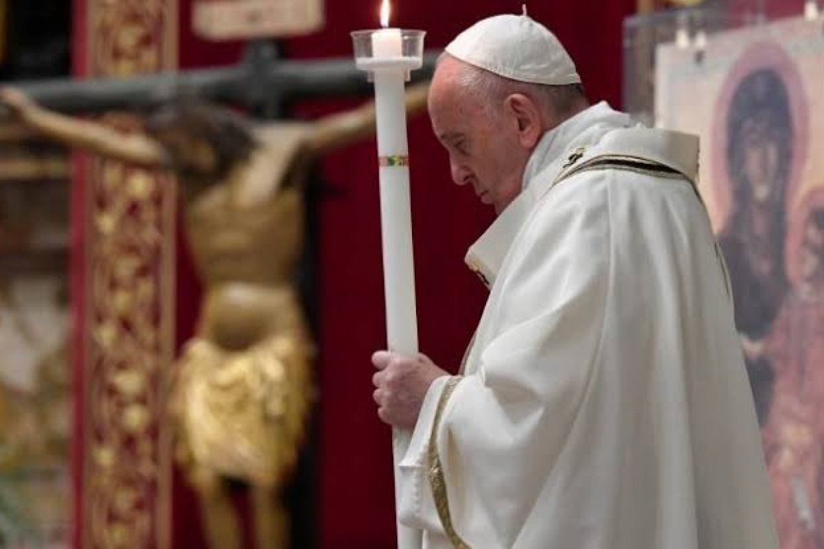 Papa Francisco celebra missa do Domingo de Páscoa com a igreja sem fiéis