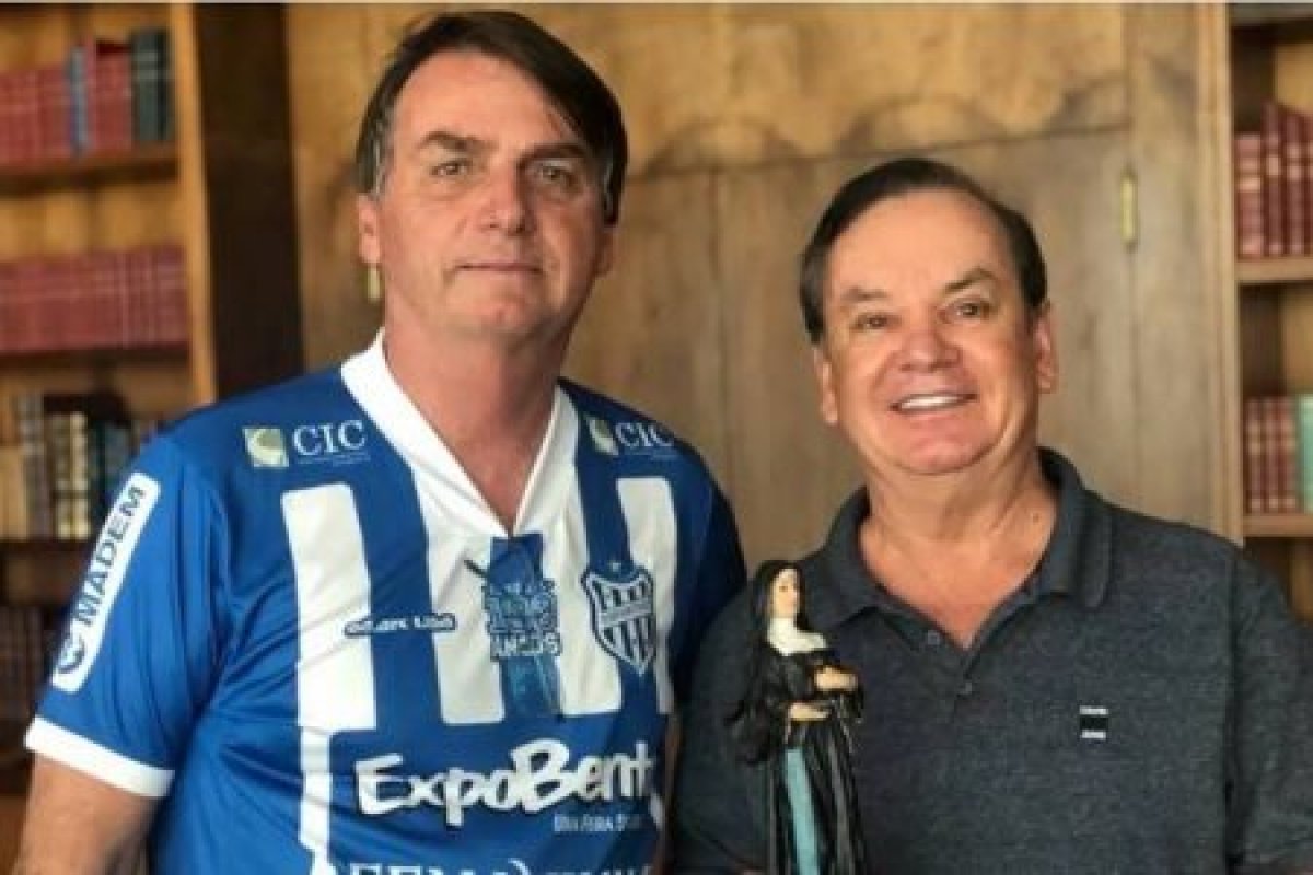 No Domingo de Páscoa, Bolsonaro ganha imagem de santa e faz videochamada com religiosos
