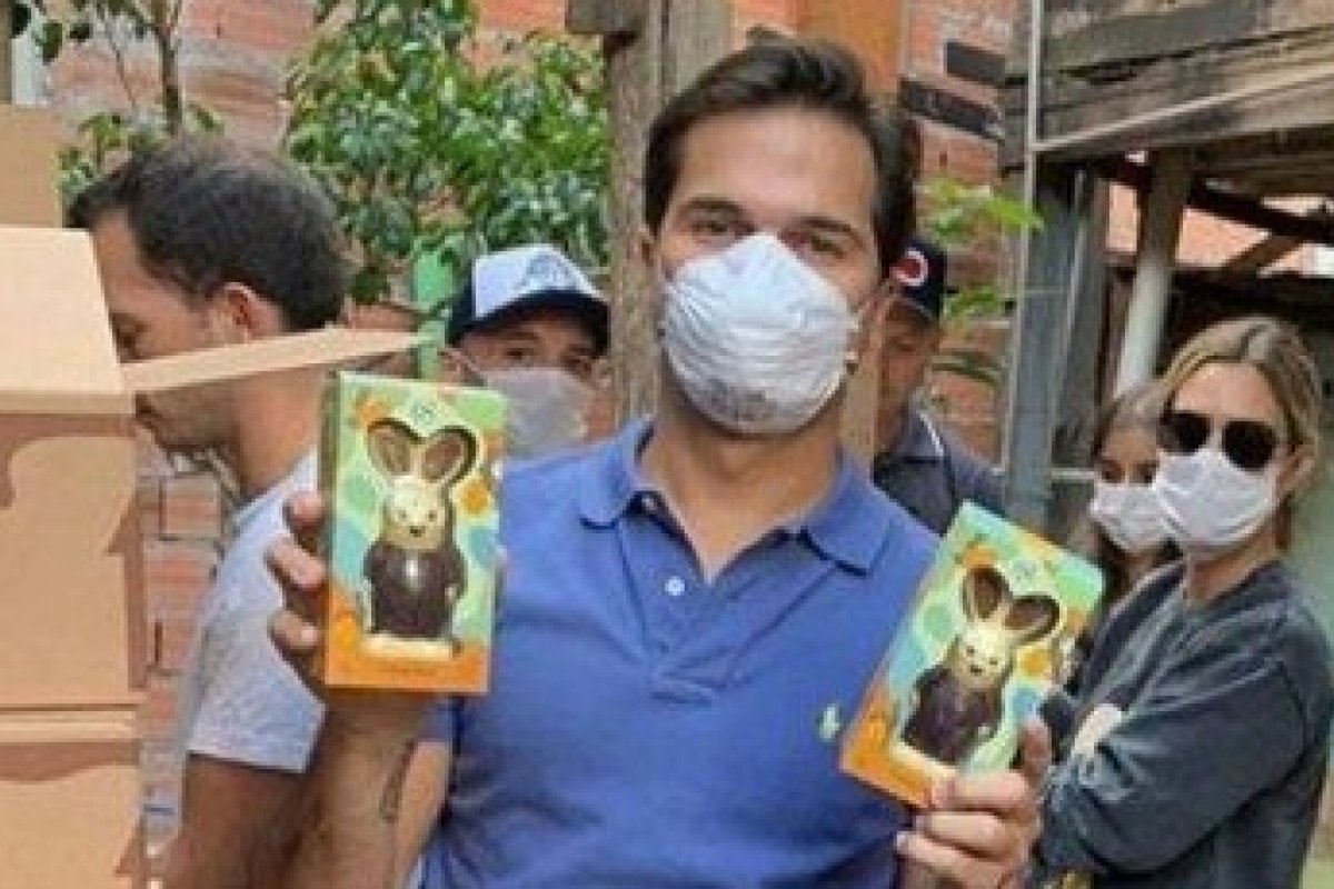 Filho de Nelson Piquet aterrissa em Paraisópolis para distribuir ovos de Páscoa