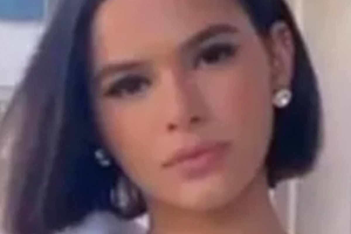 Bruna Marquezine posa de roupão em sacada de hotel parisiense