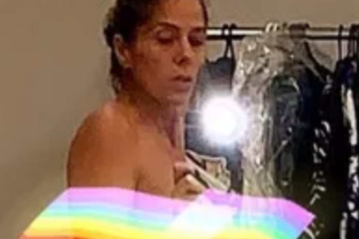 Adriane Galisteu causa na web ao posar nua em closet