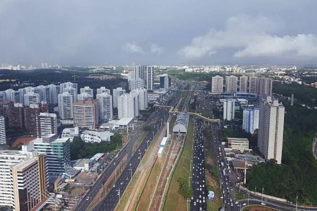 Motociclista fica ferido após colisão com carro na Avenida Paralela, em Salvador