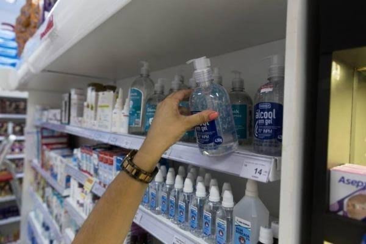 Ministério da Saúde paga até 185% a mais em produtos contra a Covid-19