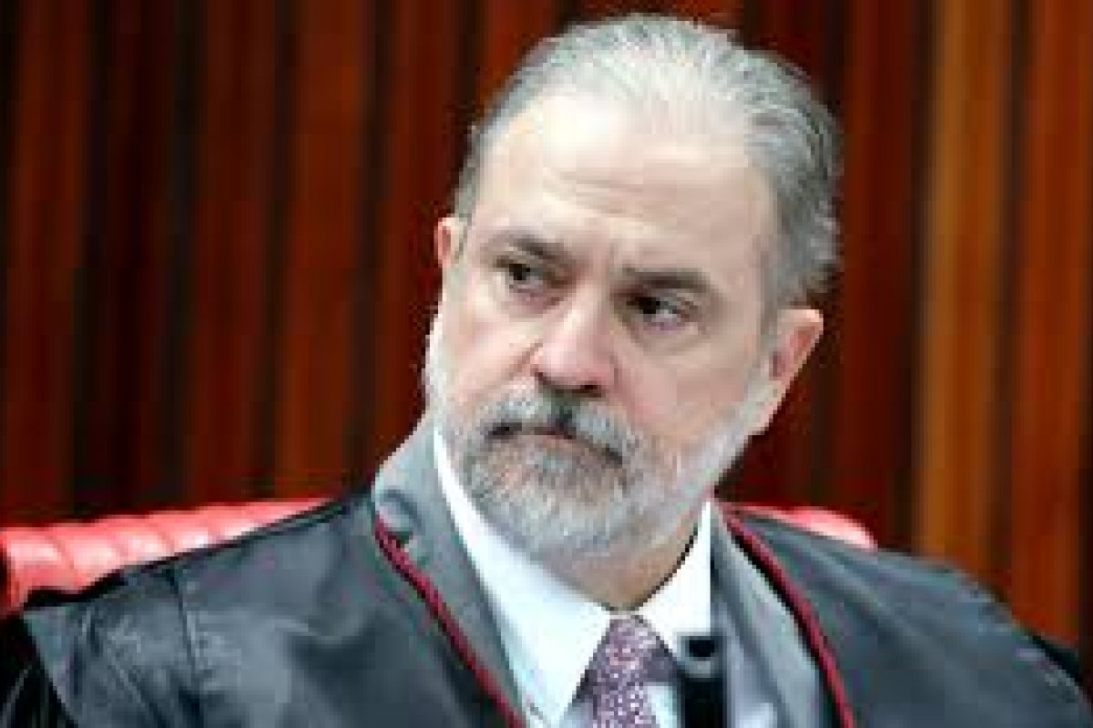 PGR afirma que Bolsonaro pode decidir sobre a continuação do isolamento social