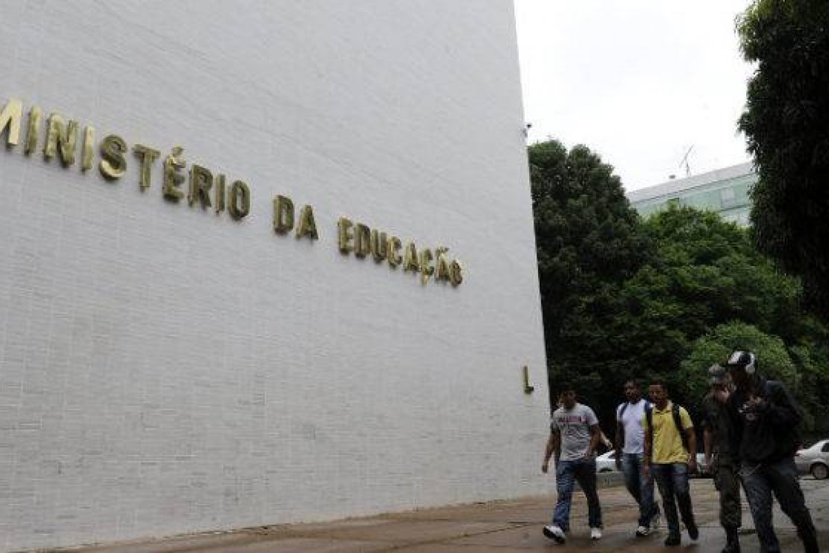 MEC flexibiliza antecipação de formatura em áreas da saúde