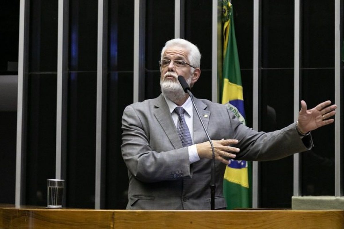 Deputado baiano apresenta PL que revalida diploma de médicos com formação no exterior