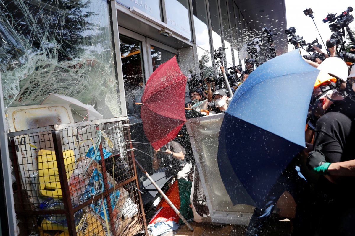 Hong Kong: manifestantes invadem sede do Parlamento