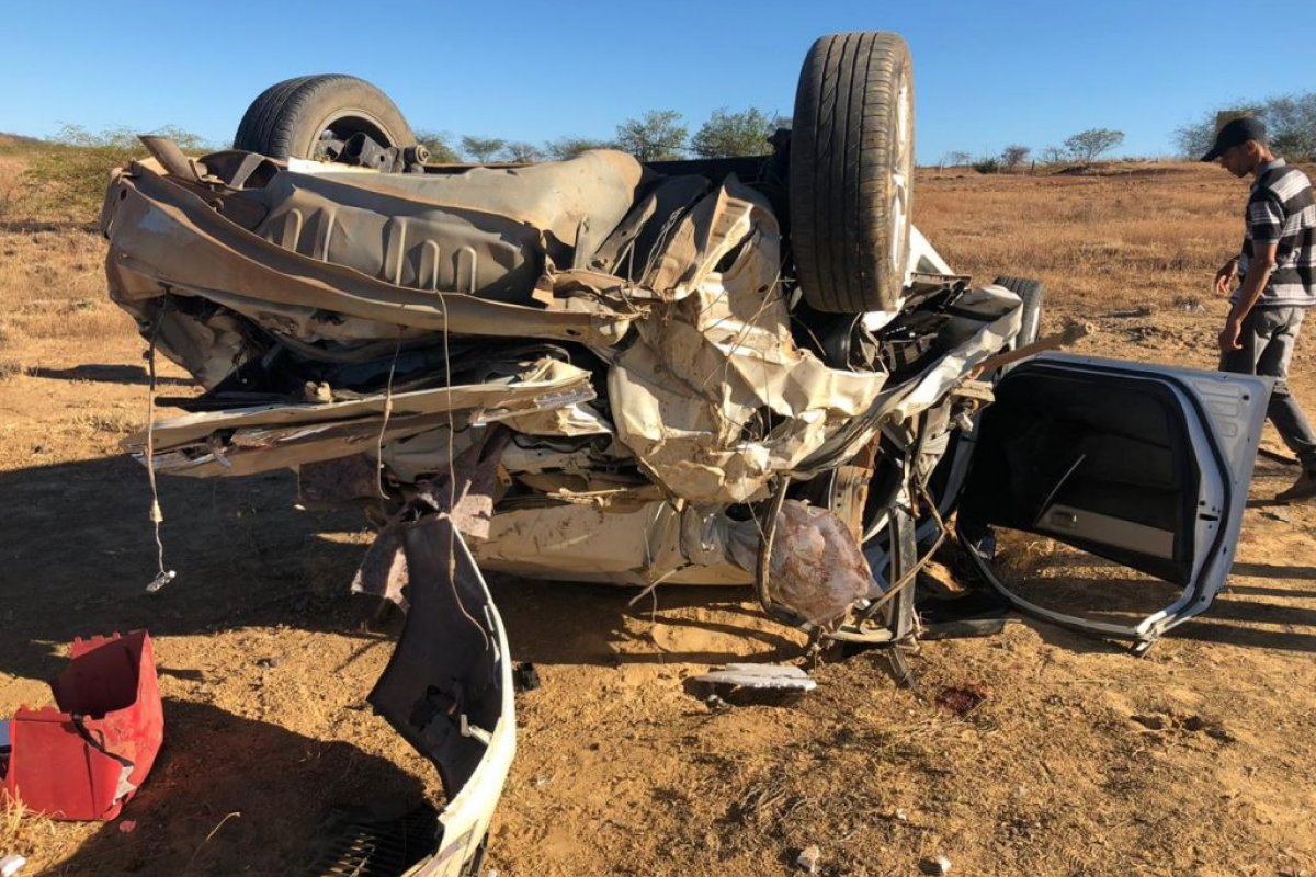 Duas pessoas morrem e outras três ficam feridas após carro capotar na BA-160