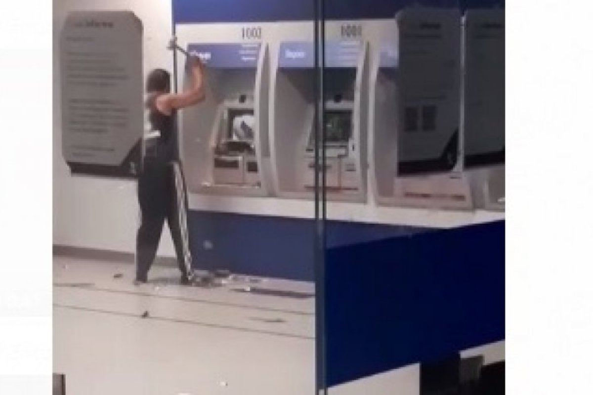 Vídeo: homem quebra caixas eletrônicos no Caminho de Areia, em Salvador