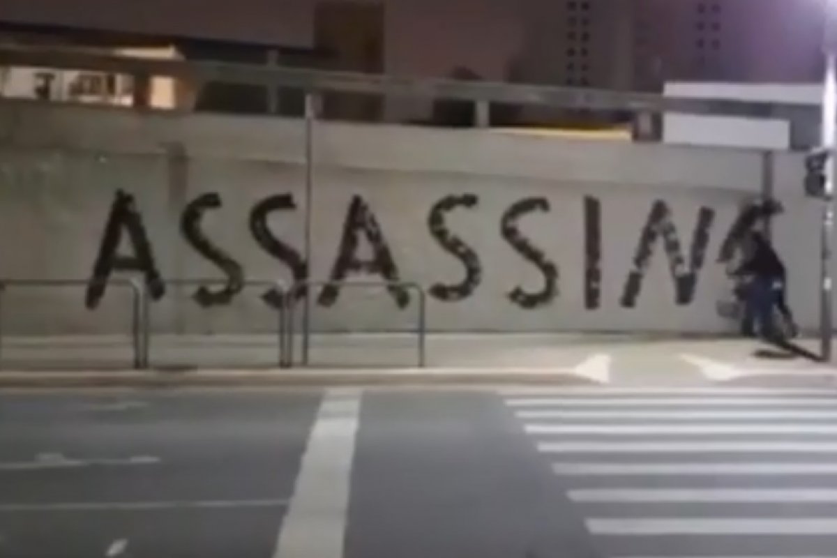 Pessoas são filmadas pichando muro com frases ofensivas a Bolsonaro; veja vídeo
