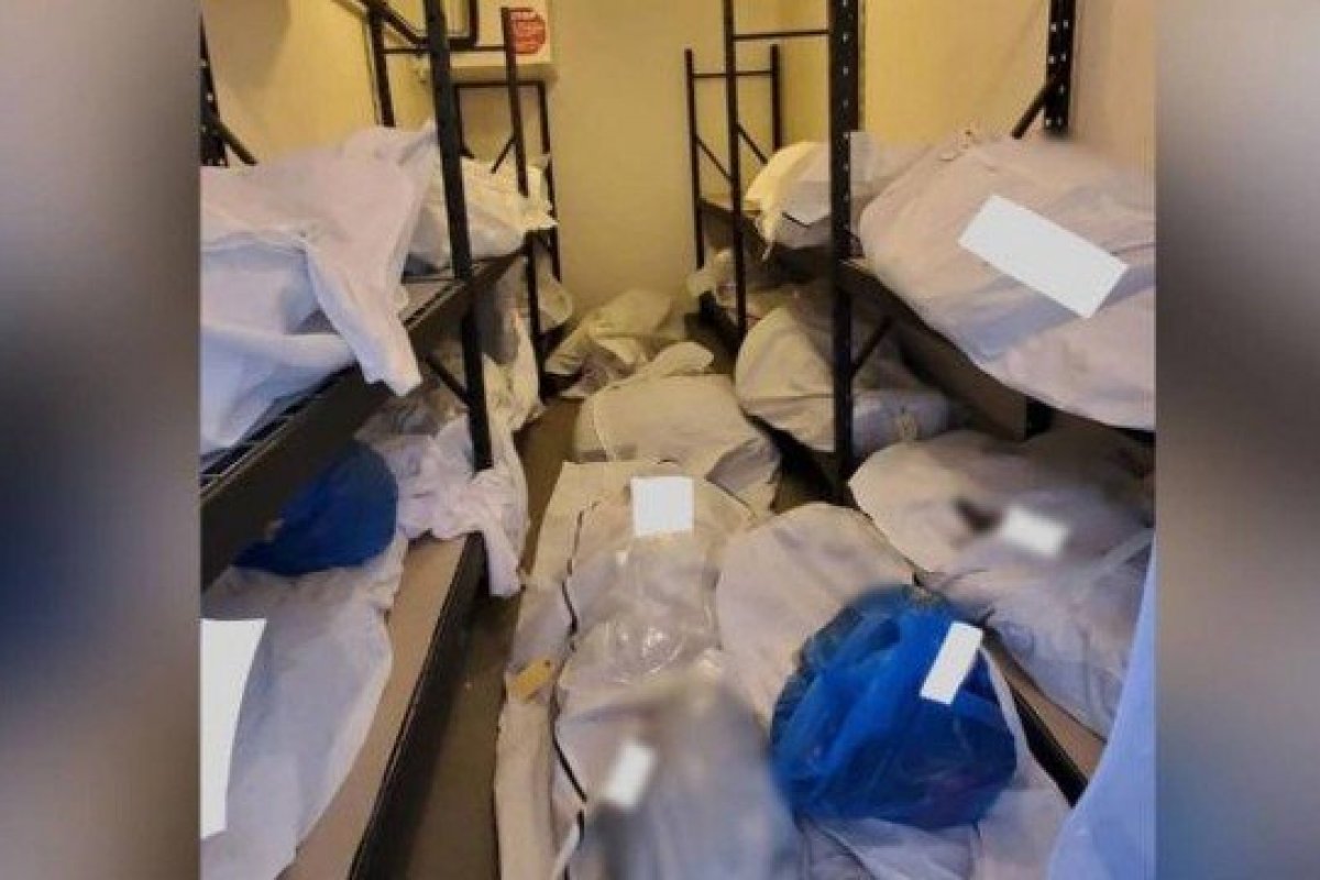 Corpos de vítimas pela Covid-19 são empilhados em quartos de um hospital nos EUA