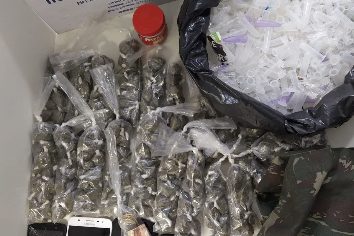 Suspeitos de tráfico de drogas são presos com mais de 200 porções de maconha
