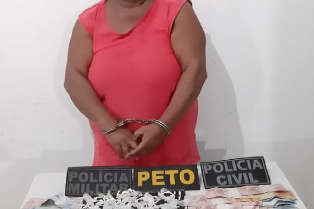 Mulher de 52 é presa por tráfico de drogas e corrupção de menores
