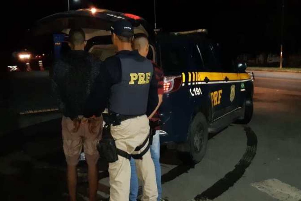 Dois suspeitos são detidos após assalto na BR-101