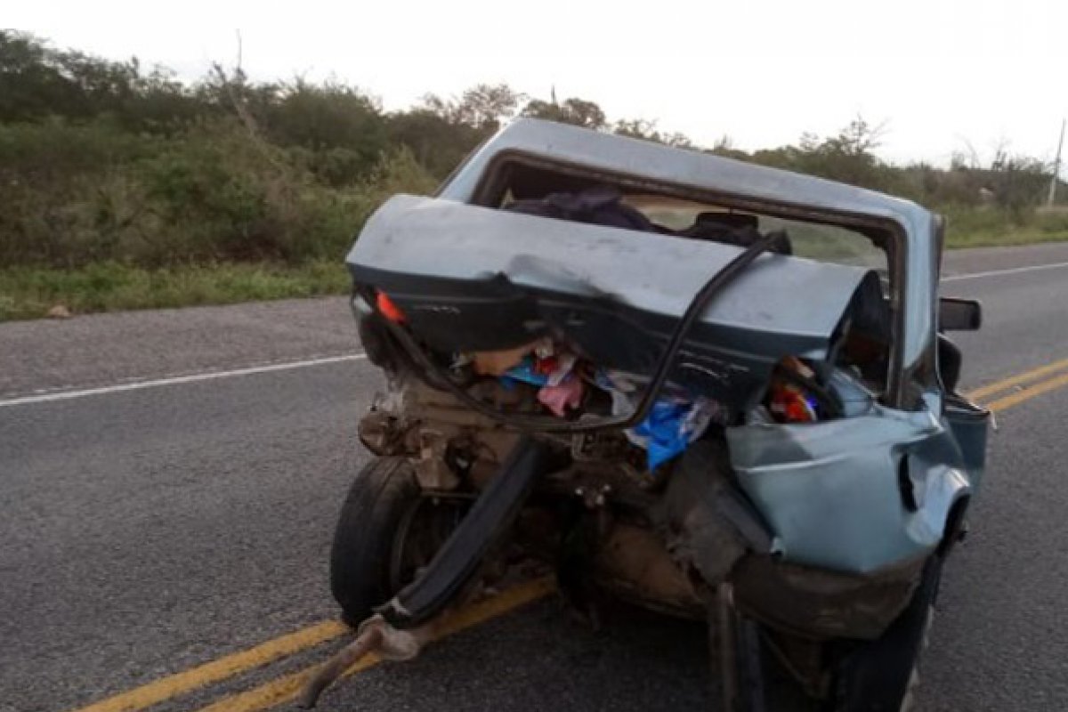 Duas pessoas morrem em acidente na BA-052