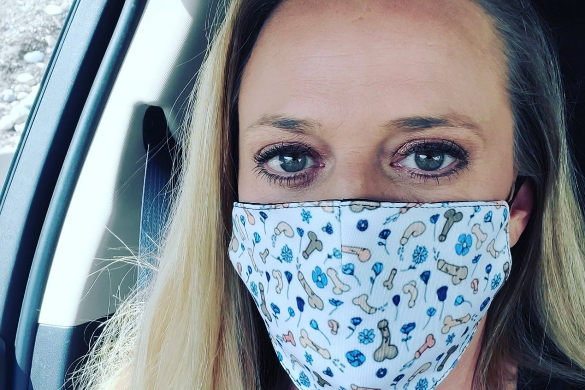 Mulher resolve inovar e lança máscaras com pênis desenhados e arrecada R$ 260 mil para a caridade