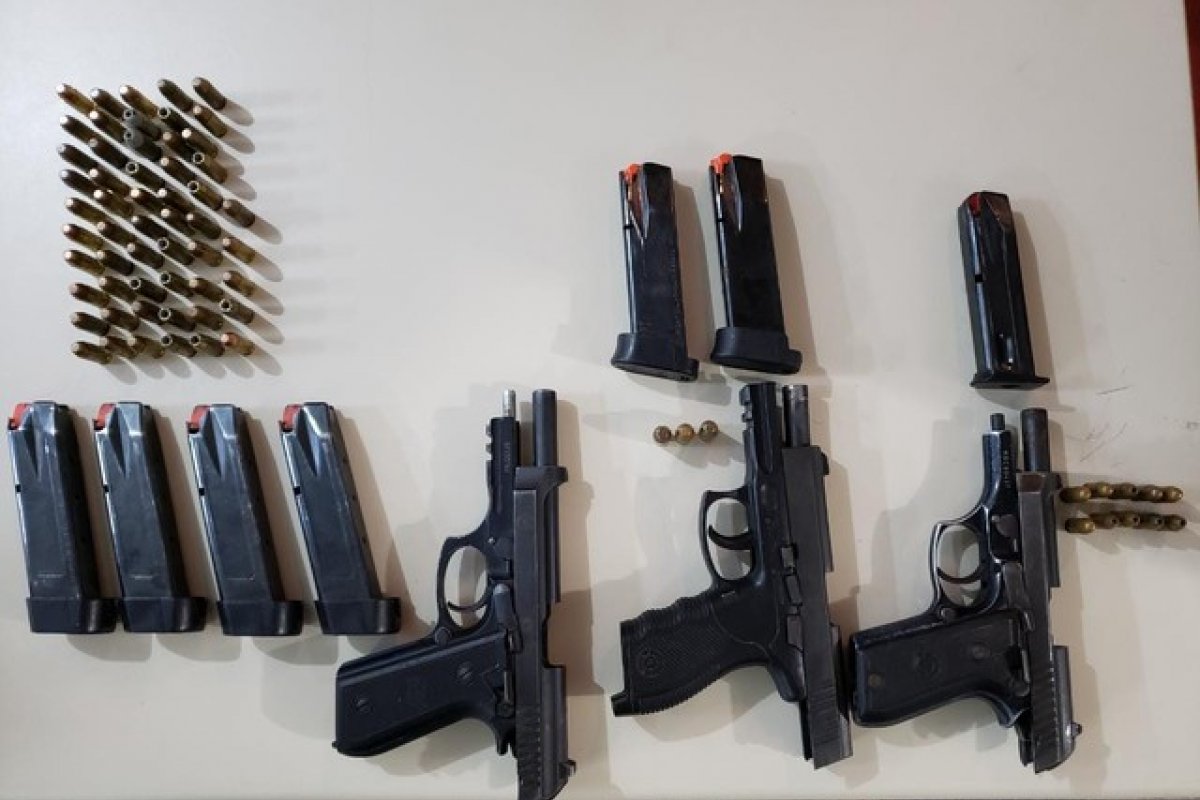 Sargento da PM é detido ao ser flagrado com diversas pistolas e munições