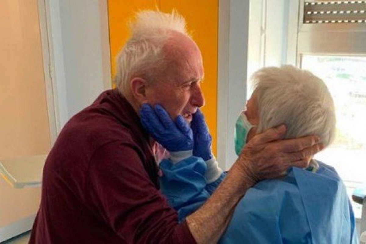 Com 52 anos de casados, casal de idosos curados do coronavírus se reencontram