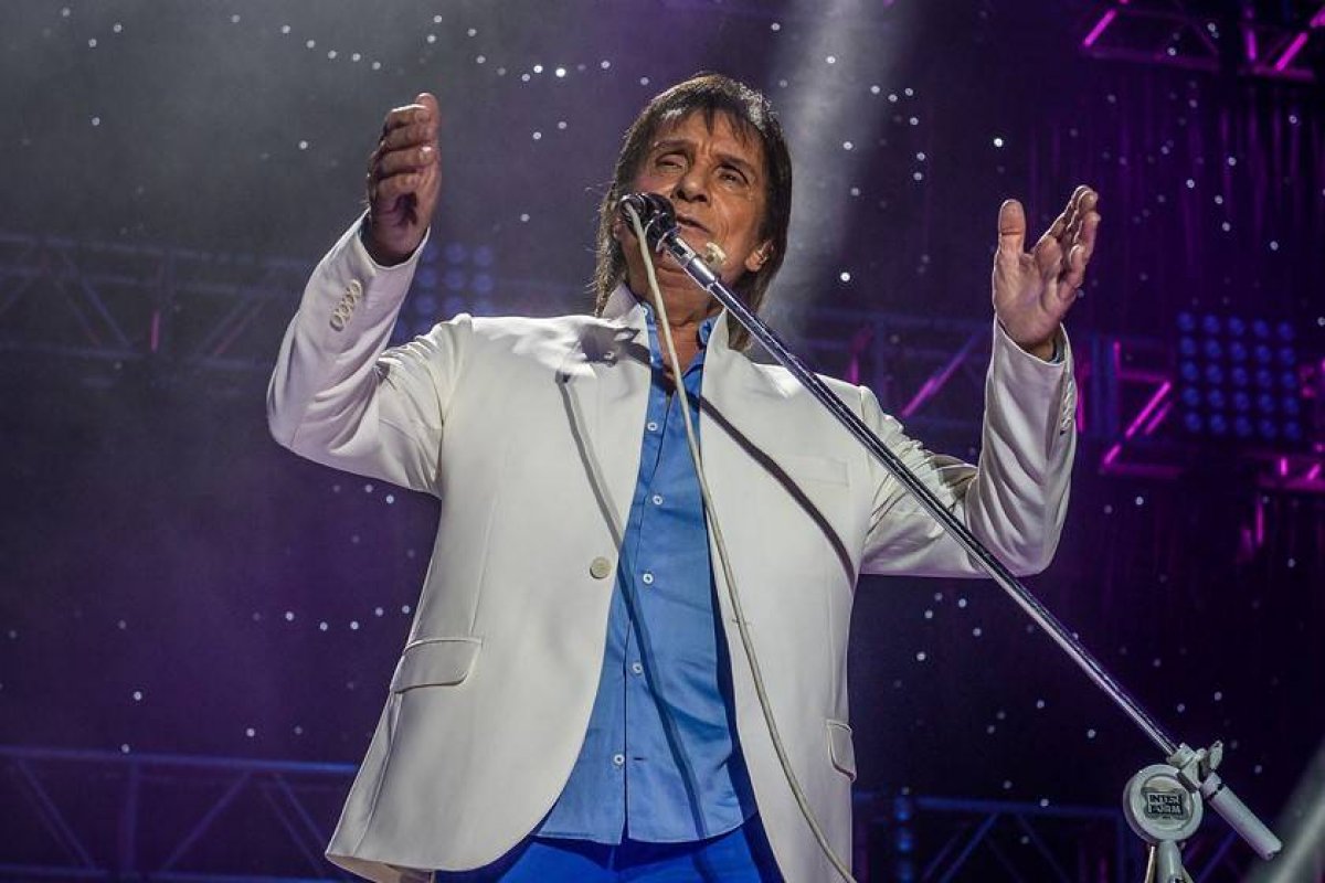 Roberto Carlos fará live no dia de seu aniversário para evitar aglomeração em sua casa