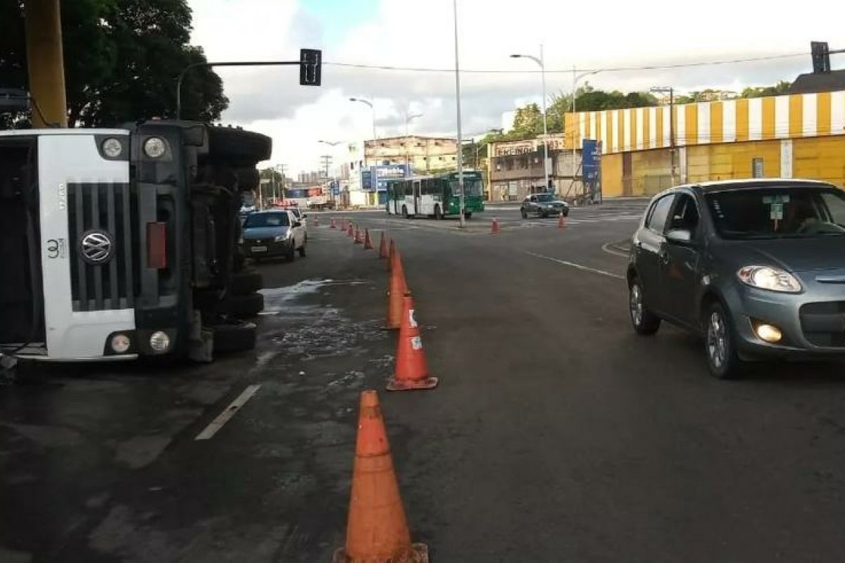 Quatro pessoas ficam feridas após caminhão tombar na Av.Heitor Dias, em Salvador
