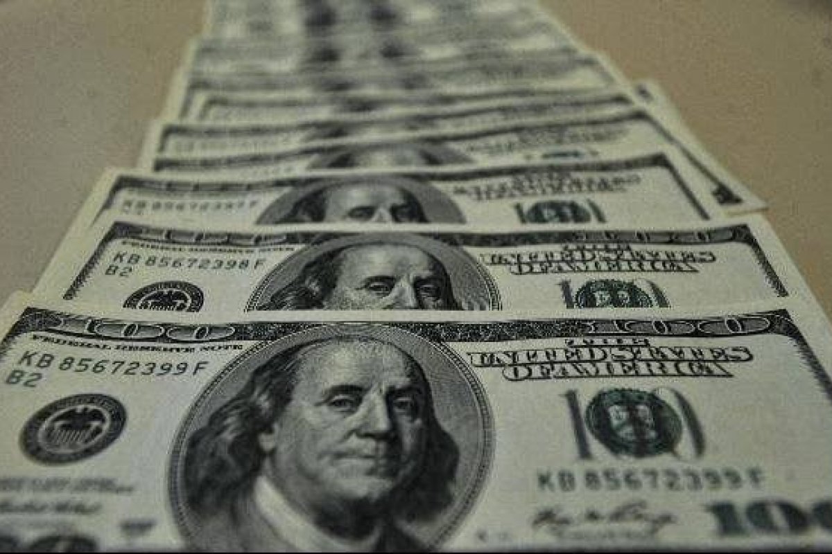 Dólar inicia operações em queda, mas permanece acima de R$ 5,20