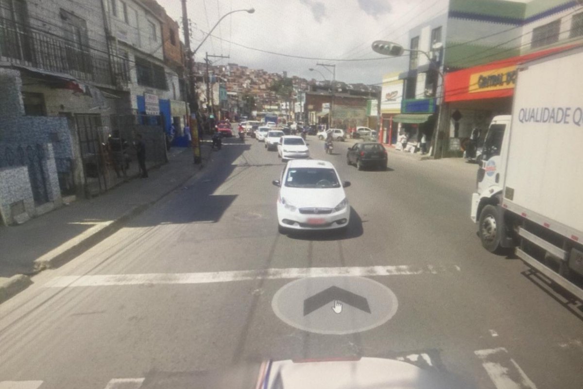 Acidente envolvendo três carros deixa um ferido na San Martin