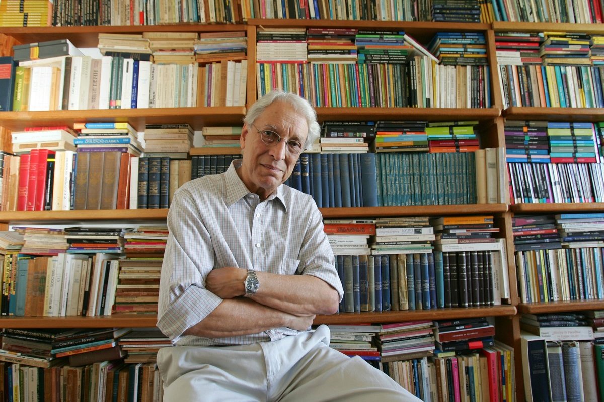 Morre o escritor Luiz Alfredo Garcia-Roza, aos 84 anos