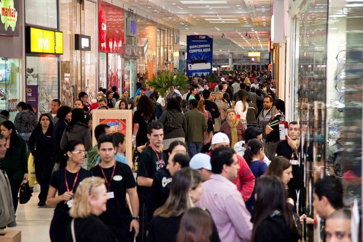 Estabelecimentos alteram atendimento nesta terça; veja o que abre e fecha