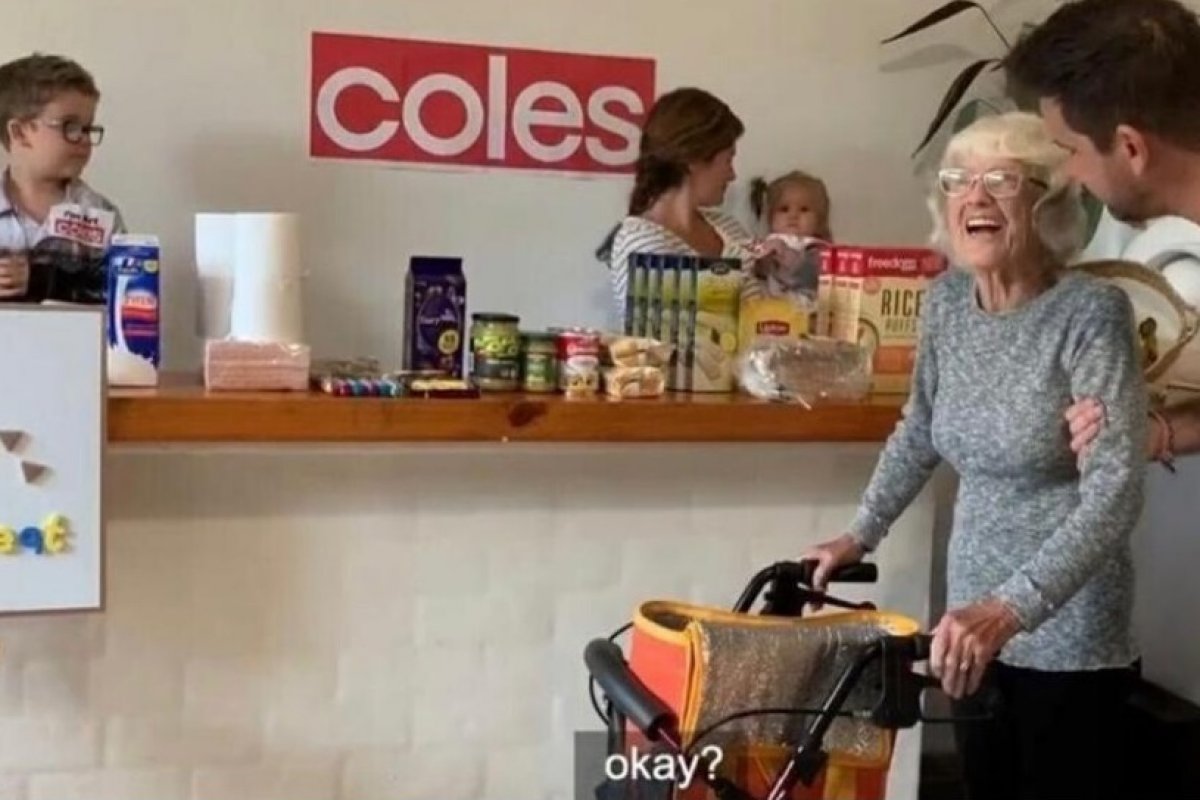 Família monta mercado na sala de casa para vovó com Alzheimer