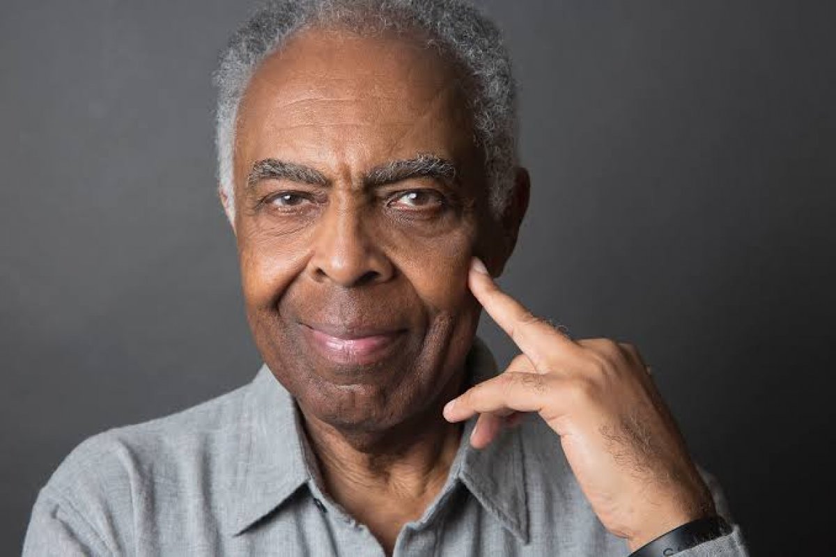 Gilberto Gil corta cabelo do neto na régua