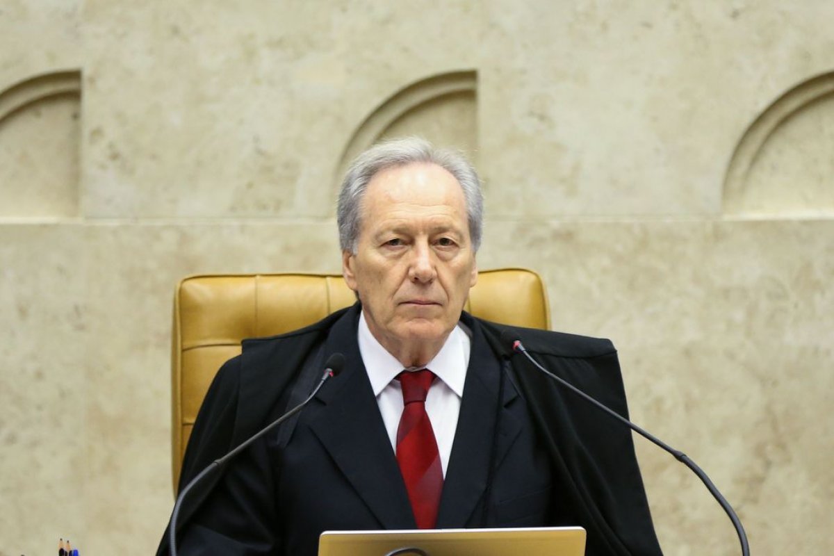 Lewandowski manifesta voto favorável a validade imediata de acordo para corte de salário e jornada