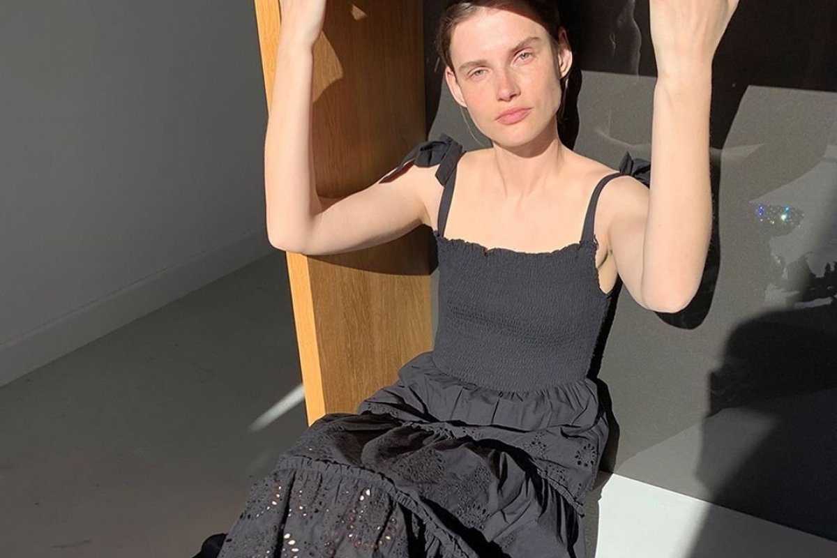 Zara fotografa nova campanha com modelos em casa