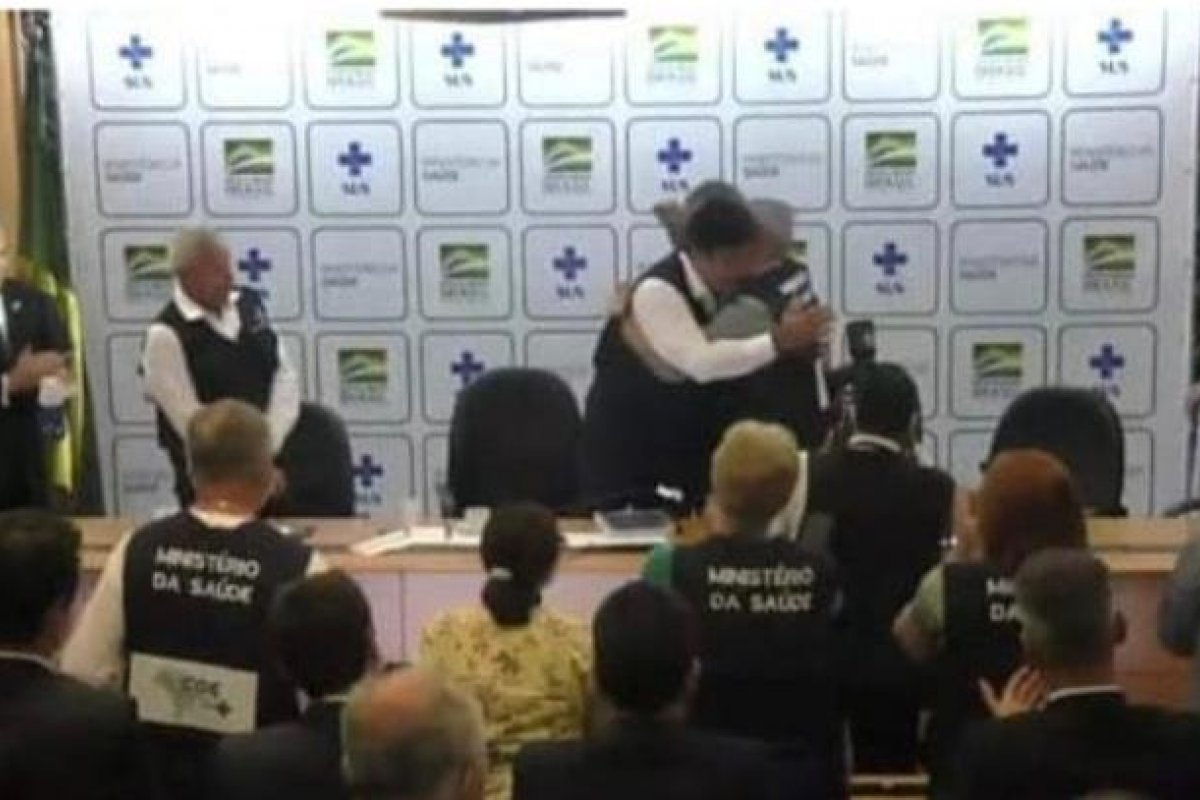 Veja vídeo: Mandetta contraria regras da OMS e abraca pessoas em despedida do Ministério da Saúde