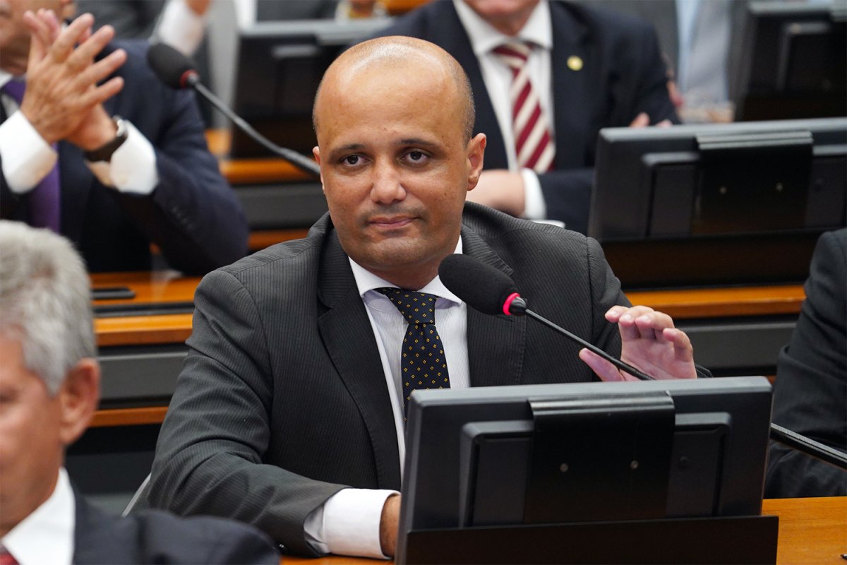 Líder do governo na Câmara pede que Maia "saia do palanque"